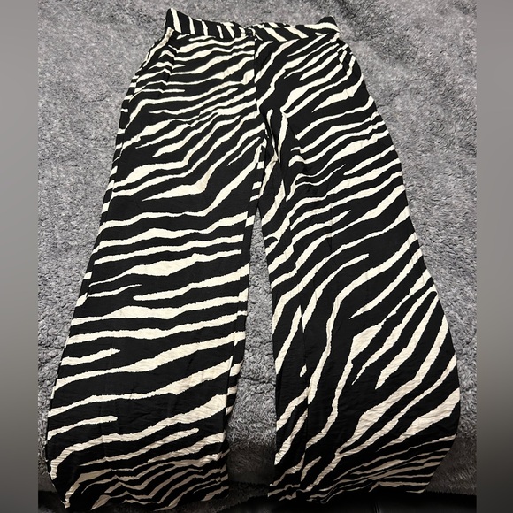 ✨NEW✨ Sincerely Jules size M zebra print trousers - Picture 1 of 6
